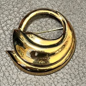 Vintage Crown Trifari Gold Tone Circle Swirl Brooch